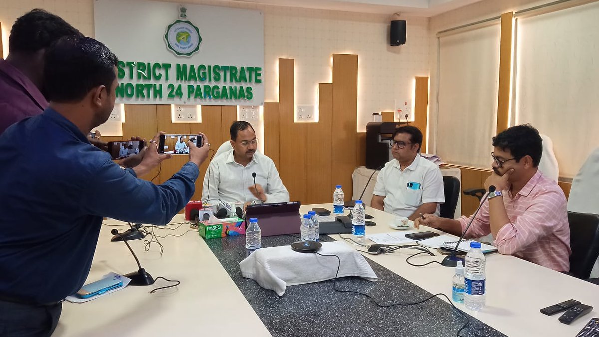 শুরু হল সপ্তম পর্যায়ে দুয়ারে সরকার ।
সাংবাদিক বন্ধুদের মুখোমুখি জেলাশাসক , উত্তর ২৪ পরগনা ,শ্রী শরদ কুমার দ্বিবেদী, আই. এ.এস, মহাশয় ।
#DuareSarkar
#EgiyeBangla