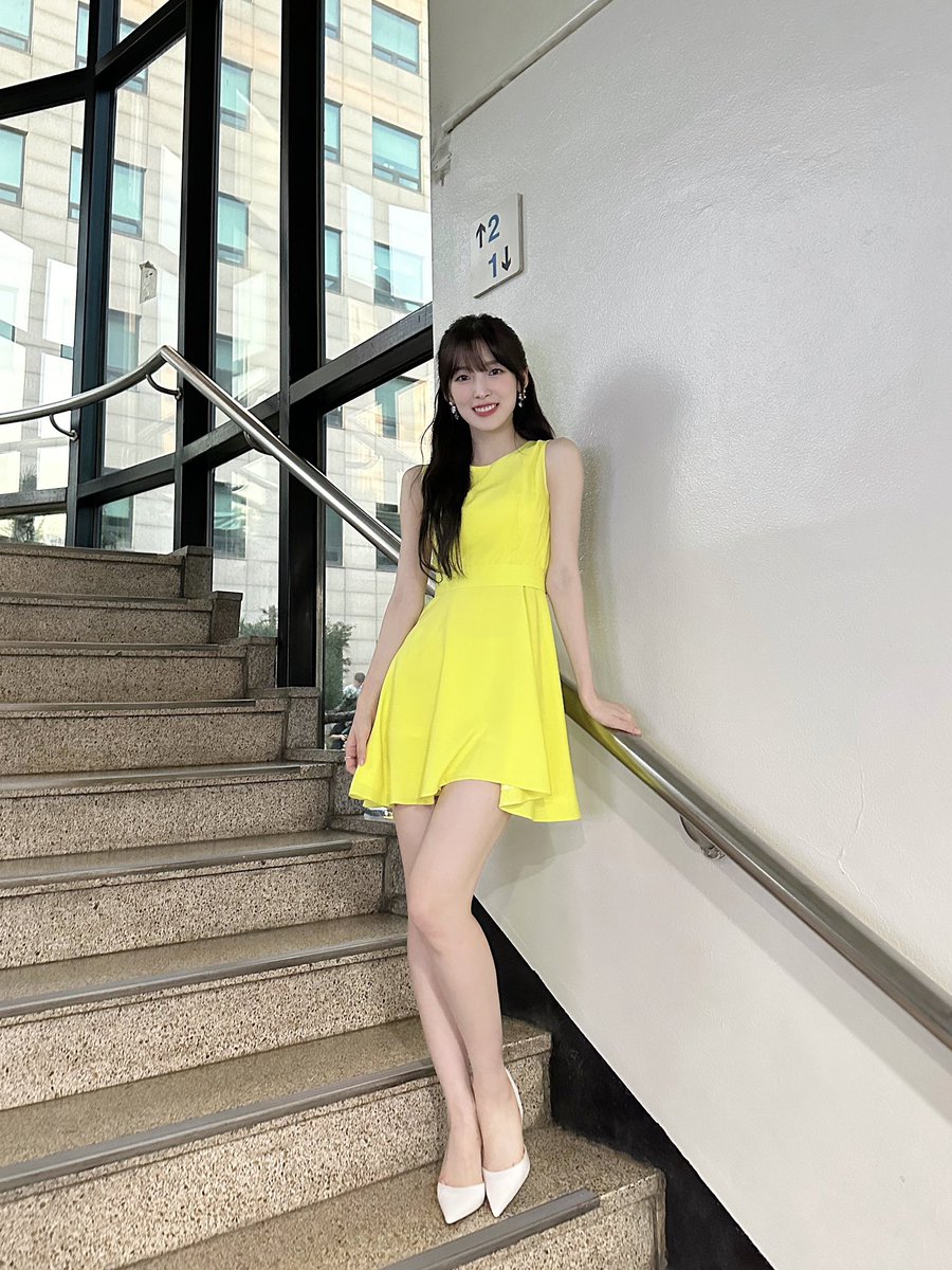 8_OHMYGIRL's tweet photo. [#OhTimes] 230901 뮤직뱅크 📸

전직 은행장의 깜짝 방문😆 완벽한 진행 실력과 미모로 뮤뱅을 접수해버린 아린이💕 미라클 여러분 모두 재미있게 보셨나요⁉️ 

#오마이걸 #OHMYGIRL #OMG #아린 https://t.co/DGrDoZVOBX