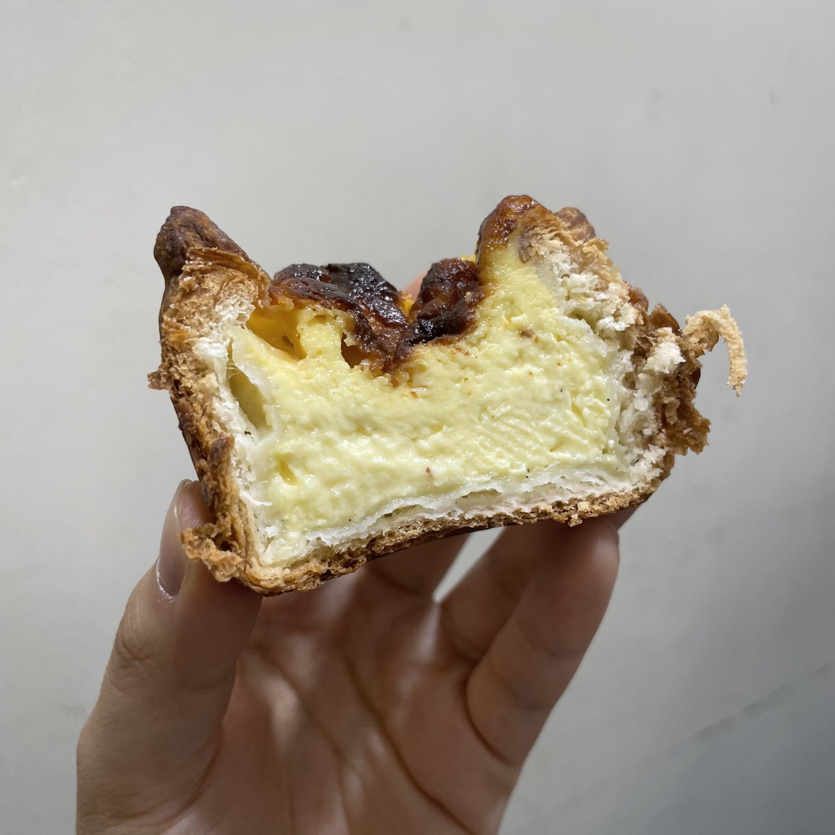 혜화 하루온도

좀 맘에 드는 카페 찾음
무려 ✨약과쿠키✨를 판다! 크림치즈 필링된 쿠키 위에 계피향 지인-한 조청 가득 뿌린 약과를 올렸는데 수정과맛이 난다! 매장에서 먹으면 아이스크림도 올릴 수 있다 (팟원구할것)
빵 같은 에그타르트 필링지는 낫취였지만 필링이 달지 않고 담백한 건 좋았음