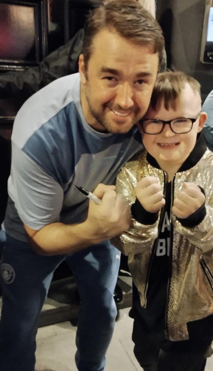 ParkLaneStables's tweet image. Woody had an absolute ball at @LondonPalladium @yellowbrickroad last night.  @jasonmanford doing 'put em up' with him at the end just topped off his night.  Thank you to all involved 4 bringing one of Woodys favourite stories to life. #kidsweek