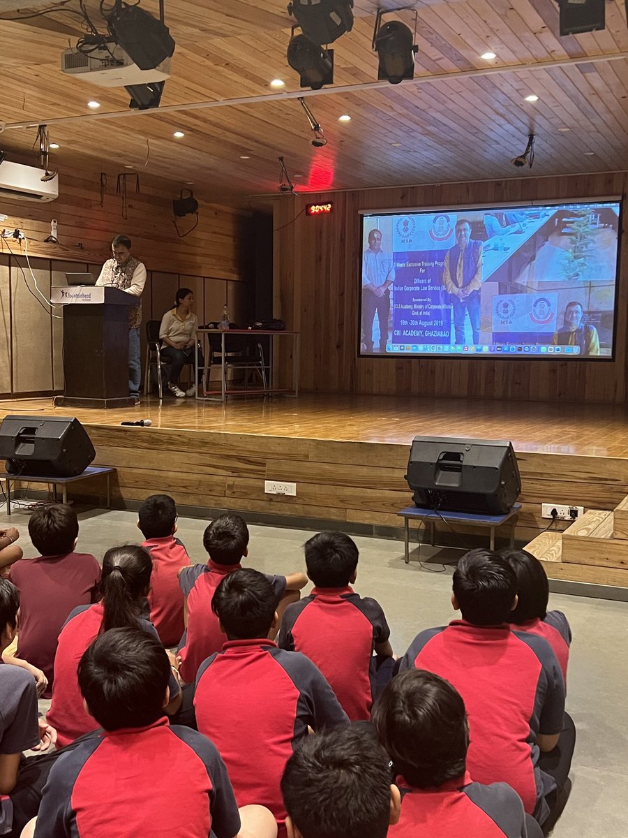 pooh_it_is's tweet photo. A step showcasing #Responsibility #schoolvalues #FSways #FShappenings
🙌🏻Kudos to @tandonrakshit for imparting valuable #CyberSecurity knowledge to our 6th graders! Guiding these inquisitive learners at this crucial age is the key to a safer digital future. https://t.co/mJBQwjyWj5