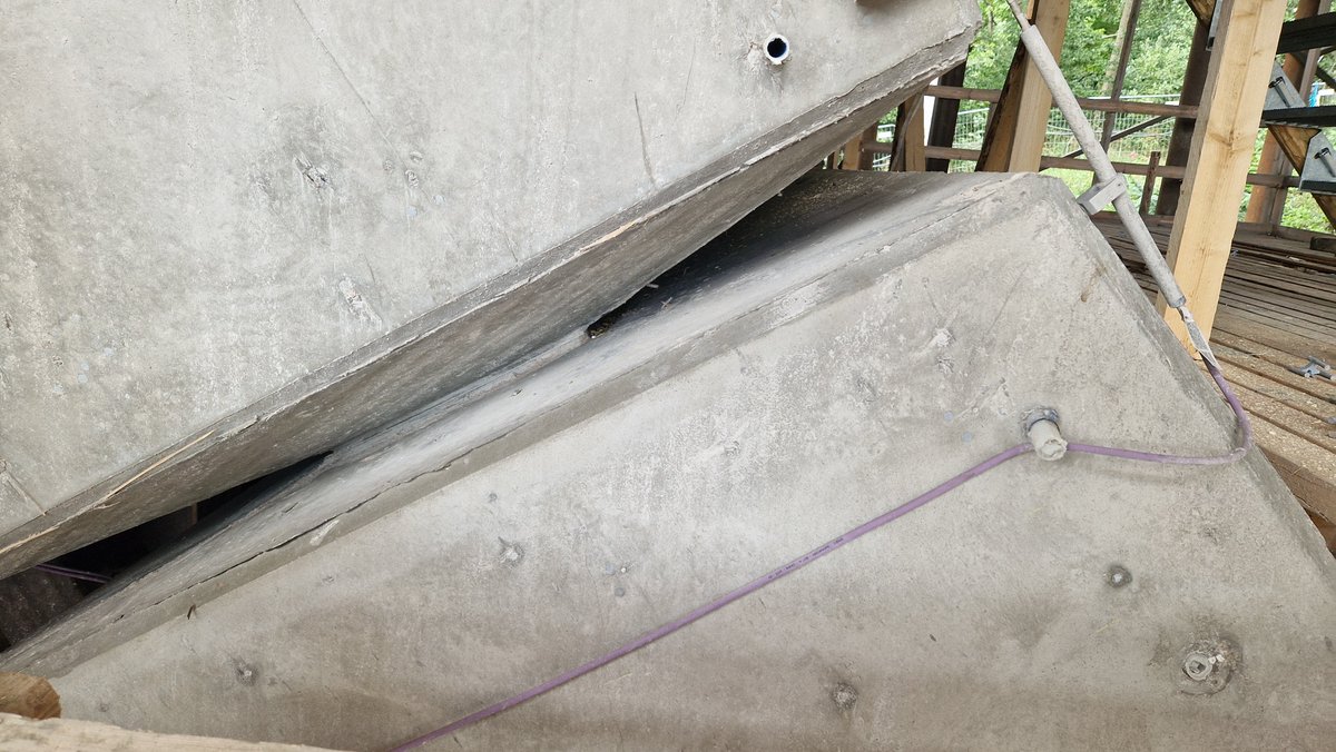 Postia Paraisilta✉️. Viikon kuulumiset Mt180 Kirjalansalmen ja Hessundinsalmen siltojen uusiminen -hankkeen viikkokirjeessä.
Ensiviikolla betonoidaan mm. Hessundinsalmen sillan #betoninivel tuella T3. Kuvassa jo aiemmin betonoitu tuen T2 nivel.
vayla.creamailer.fi/email/64f17e3b…