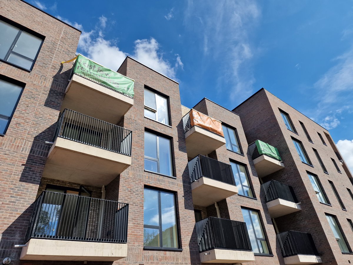 #OxfordNeedsHomes and @ox_place are delivering. The Bridges Cross development in Speedwell Street will provide 18 council homes, 8 shared ownership homes and 10 for market sale. It’s nearly finished and it’s looking good! Find out more: oxford.gov.uk/news/article/2…
