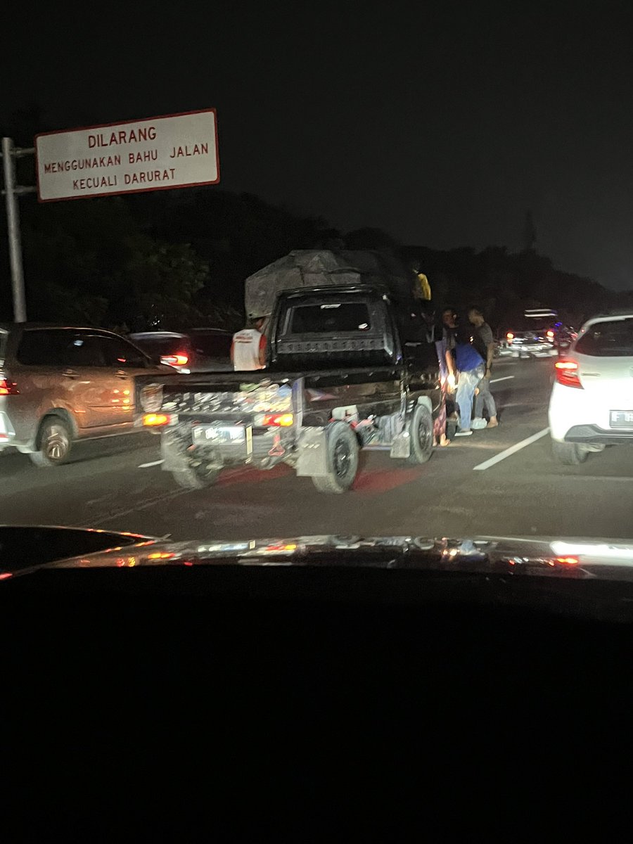 Akang_QeCe's tweet photo. Kecelakaan di KM 29.600 tol Jagorawi arah Bogor, kendaraan di tengah jalan, belum terlihat ada petugas. Lalin padat menjelang lokasi @RadioElshinta @TMCPoldaMetro @PTJASAMARGA https://t.co/cQJxJg6bQk