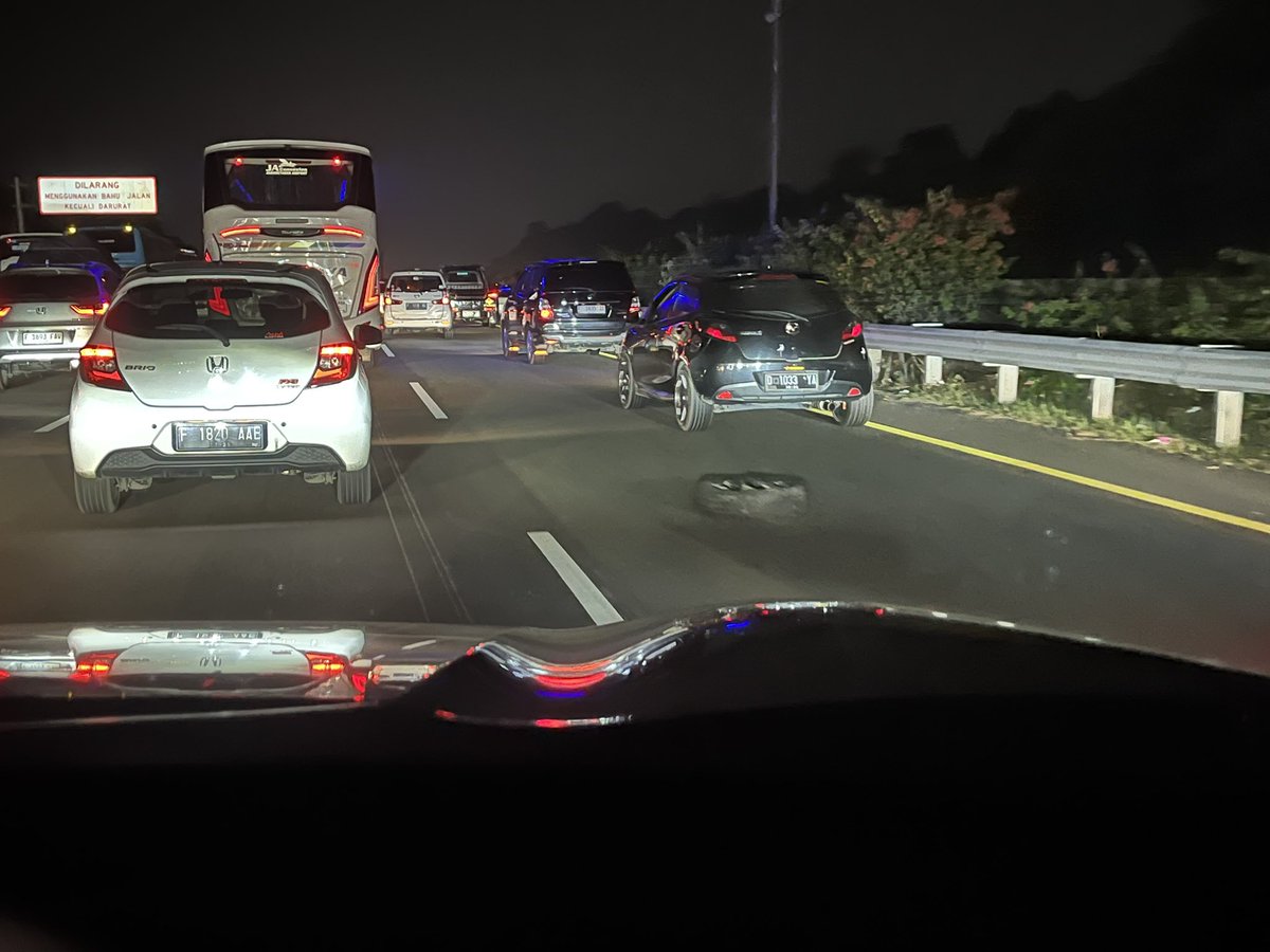 Akang_QeCe's tweet photo. Kecelakaan di KM 29.600 tol Jagorawi arah Bogor, kendaraan di tengah jalan, belum terlihat ada petugas. Lalin padat menjelang lokasi @RadioElshinta @TMCPoldaMetro @PTJASAMARGA https://t.co/cQJxJg6bQk
