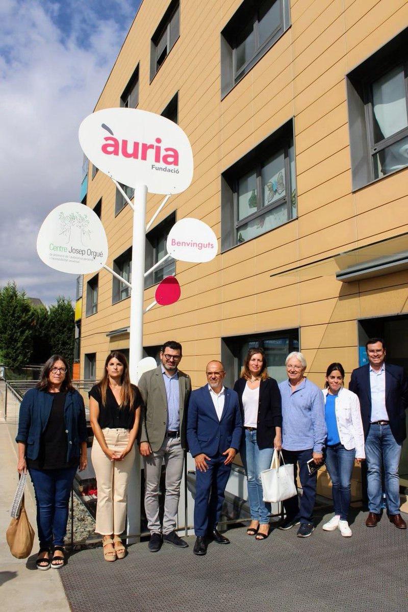 auria_grup's tweet photo. Un plaer rebre la visita del conseller de @dsocialscat @carlescampuzano a la seu de la #Fundació @auria_grup a Igualada per explicar el nostre dia a dia i els projectes de futur i comptar amb la directora Lluïsa Nicolau i els regidors @Sandra_DC72 i @mikelvives. https://t.co/RtpvlbJADO