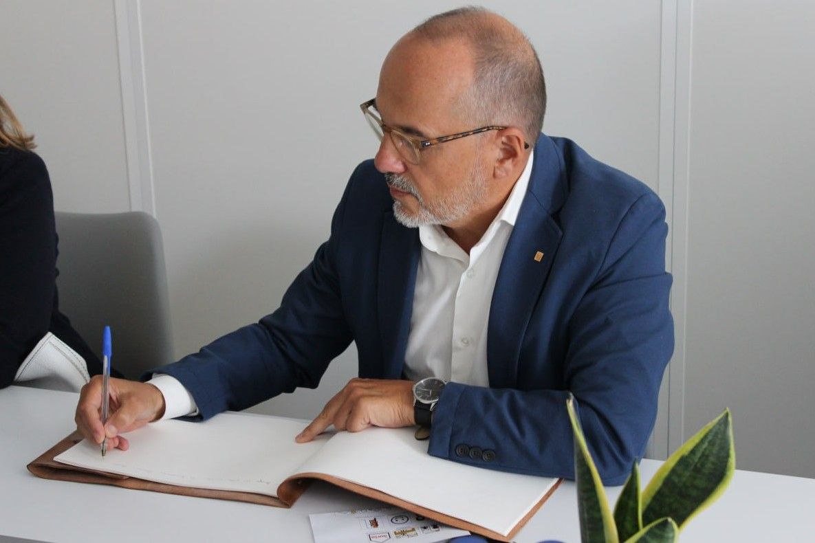 Un plaer rebre la visita del conseller de <a href="/dsocialscat/">Drets Socials i Inclusió</a> <a href="/carlescampuzano/">carles campuzano</a> a la seu de la #Fundació <a href="/auria_grup/">Àuria</a> a Igualada per explicar el nostre dia a dia i els projectes de futur i comptar amb la directora Lluïsa Nicolau i els regidors <a href="/Sandra_DC72/">Sandra De La Iglesia i Colet</a> i <a href="/mikelvives/">Miquel Vives</a>.