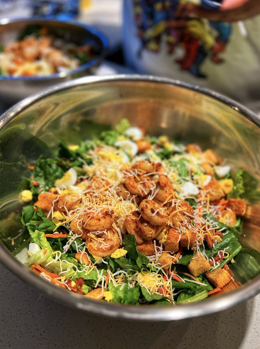 FatboyKnows's tweet photo. Craving something fresh? The fatboy house salad. Shrimp, beacon, egg, avocado, and parmesan #fatboyknowsbest #fbkb #az #la #fresh #salad #shrimp #homemade #chef #cheflife  #foodie #instagood #foodporn #foodlover #lunch #dinner #chefbae #explore #explorepage #eat #healthyfood https://t.co/GV65eFF890