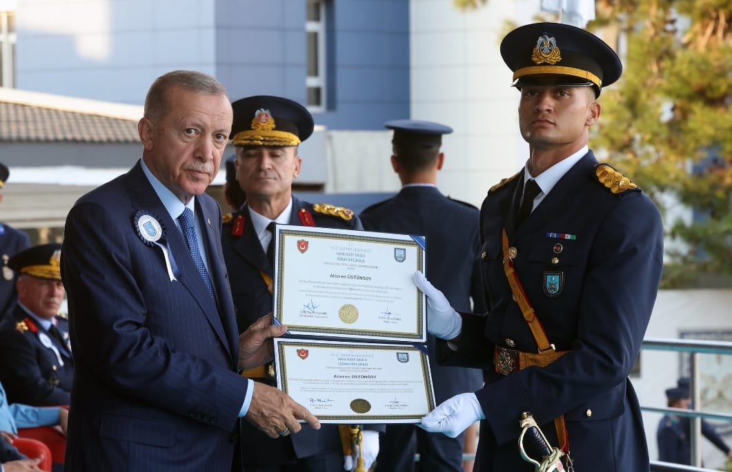 Öğrencimiz Ali Eren ÜSTÜNSOY Mili savunma üniversitesi Hava Harp Okulunu 1. olarak bitirerek diplomasını Sayın Cumhurbaşkanımız Recep Tayyip ERDOĞAN'IN elinden almış, bizleri  gururlandırmıştır.Kendisine ve O'nu yetiştiren ailesine teşekkür ediyoruz.