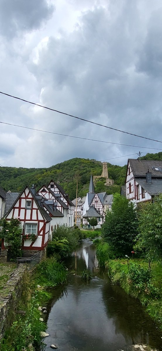 Teuntje71's tweet photo. Gisteren het Moselschiefer-Strasse gereden.  Prachtige landschappen, sprookjesachtige dorpen en stadjes en veel burchten gezien #miniholiday https://t.co/xnsppEaNuX