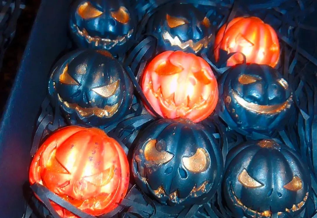 FlickrofMidnite's tweet photo. My Super Spooky order arrived from deadlywicks, I love these pumpkin wax melts so much!!! to adorable to melt, well maybe just one!! 🎃🖤🎃🖤

#halloweendecor #halloween  #pumpkin #halloweenhunting #codeorange #spookyseason #keepitspooky #waxmelts #spookyszn https://t.co/H3tBzoR6Px