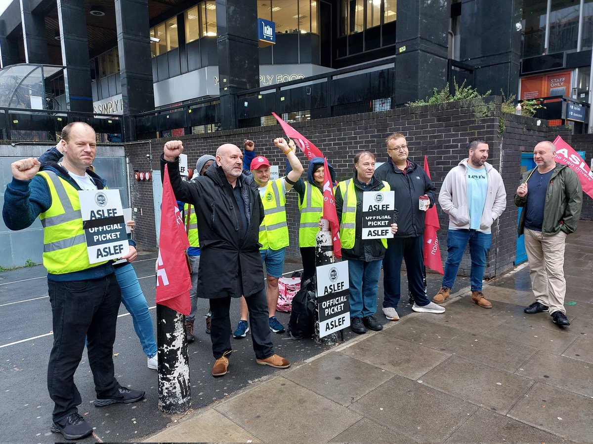 NSSN_AntiCuts's tweet photo. #NSSN stands in #solidarity with the @ASLEFunion #railstrike - Euston picket #SupportRailWorkers
#SaveTicketOffices
#ASLEF General Secretary @MickWhelanASLEF will be speaking at #NSSN #RightToStrike rally before TUC Congress in #Liverpool 10th September https://t.co/n2zGi1jv0W