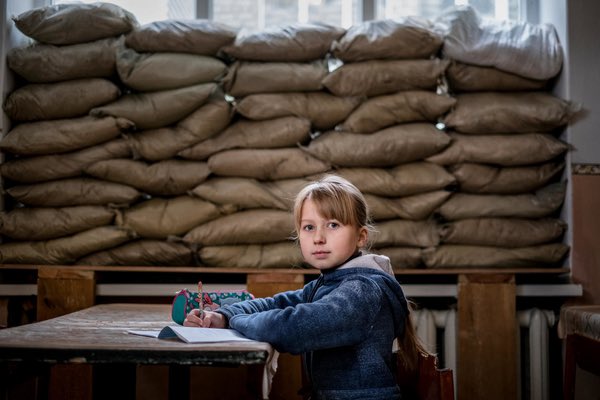 Вже другий рік поспіль українські батьки ведуть своїх дітей до шкіл у реаліях повномасштабного вторгнення. Хтось — за кордоном, у різних куточках світу. Хтось — в Україні. Багатьох ведуть бабусі й дідусі, бо мама чи тато — на війні, захищають незалежність. Маємо…