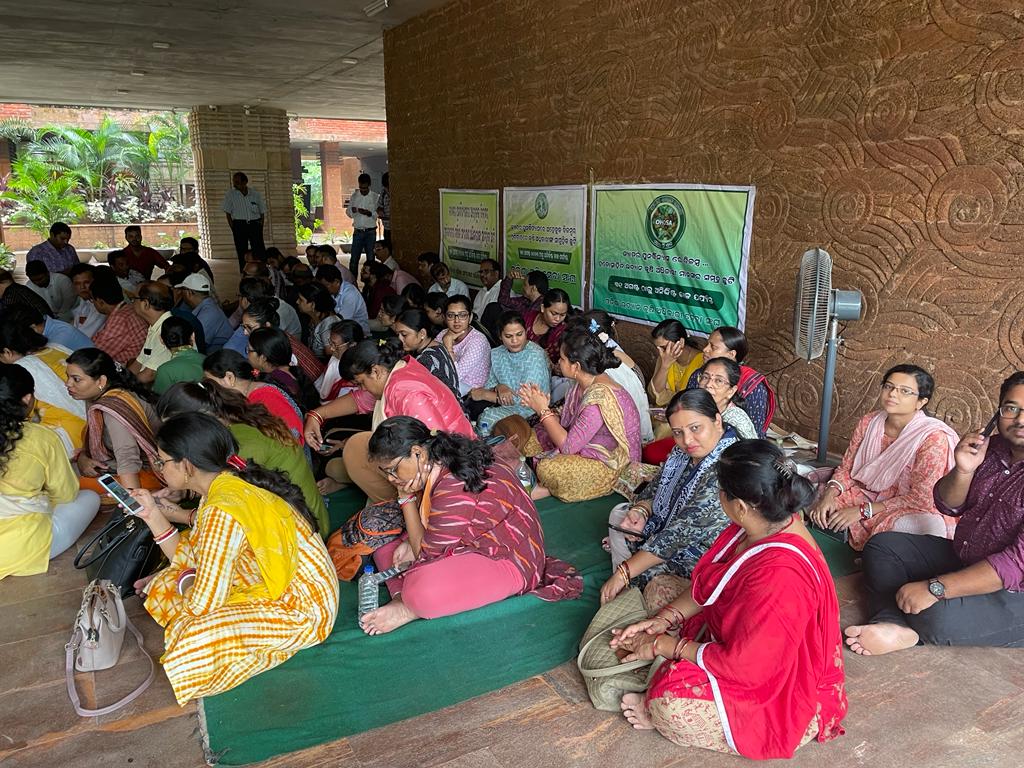 OHOSA2023's tweet photo. କ୍ୟାଡର ପୁନଃବିନ୍ୟାସ ବିଳମ୍ବ ପ୍ରତିବାଦରେ ରାଜ୍ୟବ୍ୟାପୀ ଆନ୍ଦୋଳନରତ ଉଦ୍ୟାନ କୃଷି ଅଧିକାରୀ ସମୂହ ଛୁଟିରେ ରହି ମଧ୍ୟ କୃଷକ ସମାଜର ସେବାରେ ନିରନ୍ତର ପ୍ରତିବଦ୍ଧ । @arvindpadhee @krushibibhag @Horticultureod1 @CMO_Odisha @IPR_Odisha @MoSarkar5T @rajaaswain @PradeepJenaIAS @SecyChief @_anugarg https://t.co/gQbyeeByUV