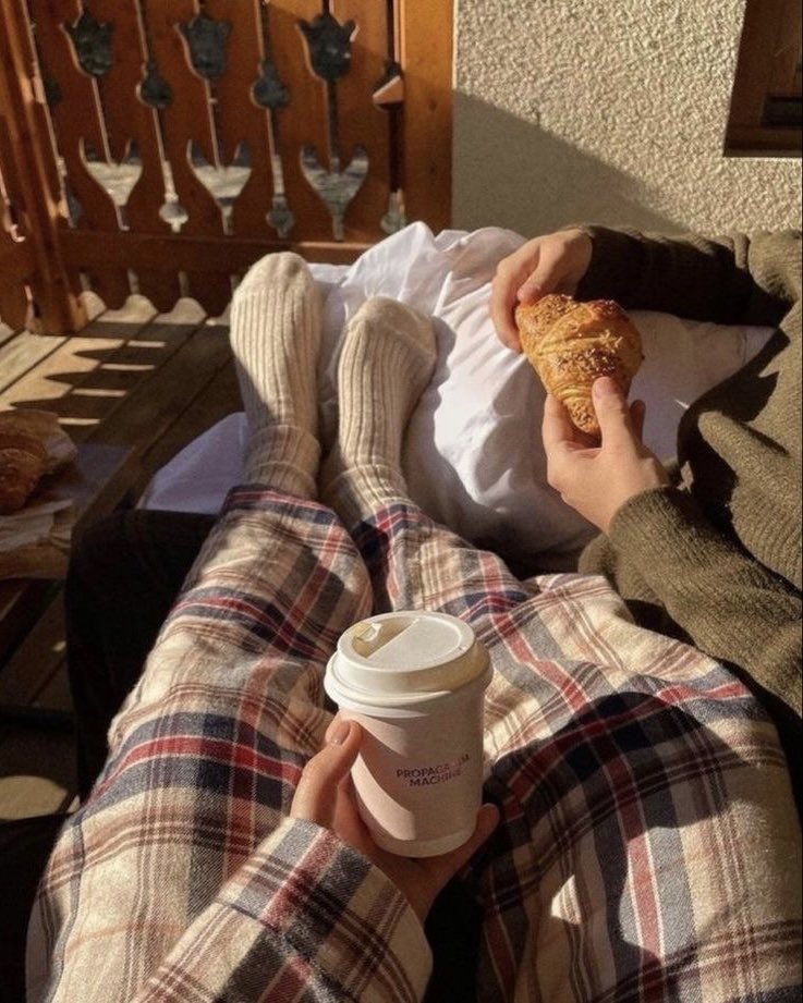 awhlars's tweet photo. life starts all over again when it gets crisp in the fall https://t.co/7GhN0MncQr