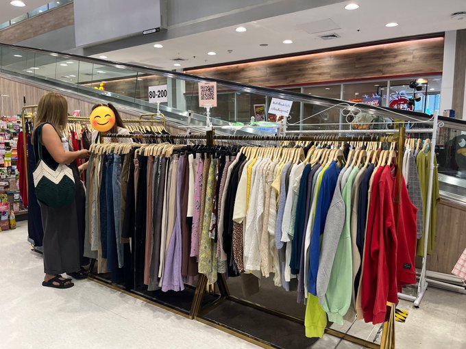 オンヌットのロータス一階にある古着屋さん、結構日本から流れて来たものも多くて、ユニクロもあったり良質◎何より店員さんが丁寧で優しい！！  一着あたり80B〜200Bぐらい👚 https://t.co/<a href="/tag/%E0%B8%9B%E0%B8%B2%E0%B9%80%E0%B8%AE%E0%B9%88%E0%B8%B2%E0%B9%80%E0%B8%96%E0%B8%B5%E0%B8%A2%E0%B8%99%E0%B8%A1%E0%B8%B5%E0%B9%88"class="tags"><span>#ปาเฮ่าเถียนมี่</span></a><a href="/tag/bahaotianmi"class="tags"><span>#bahaotianmi</span></a>