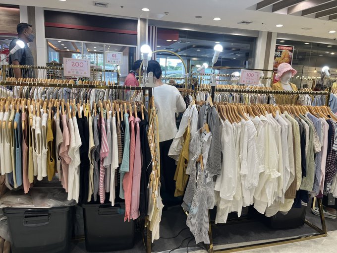 オンヌットのロータス一階にある古着屋さん、結構日本から流れて来たものも多くて、ユニクロもあったり良質◎何より店員さんが丁寧で優しい！！  一着あたり80B〜200Bぐらい👚 https://t.co/<a href="/tag/%E0%B8%9B%E0%B8%B2%E0%B9%80%E0%B8%AE%E0%B9%88%E0%B8%B2%E0%B9%80%E0%B8%96%E0%B8%B5%E0%B8%A2%E0%B8%99%E0%B8%A1%E0%B8%B5%E0%B9%88"class="tags"><span>#ปาเฮ่าเถียนมี่</span></a><a href="/tag/bahaotianmi"class="tags"><span>#bahaotianmi</span></a>
