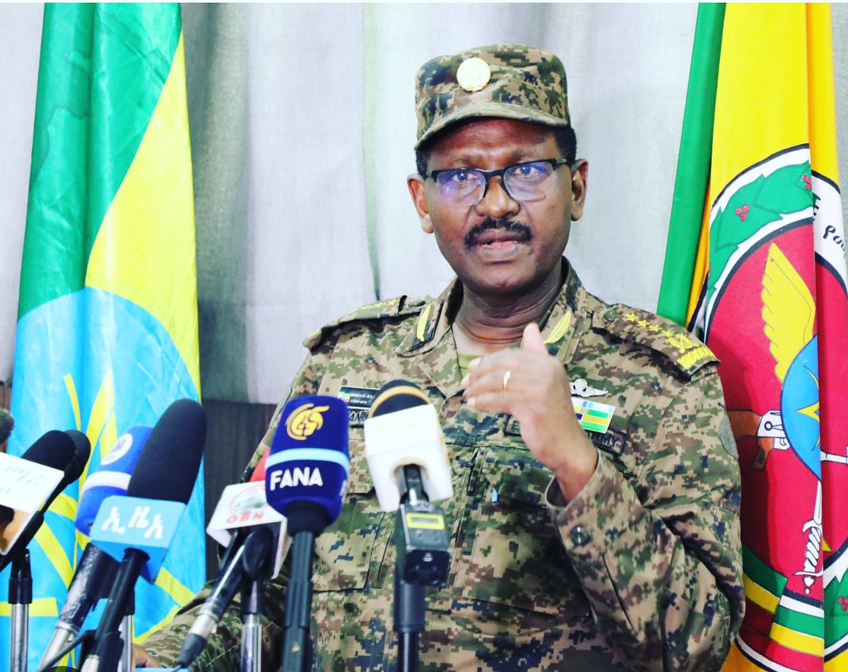 NatnaelMekonne7's tweet photo. ‹‹ 3 ሄሊኮፕተር፣ ታንክ ከማረካችሁ በግልፅ አሳዩ ›› - ፡፡ ‹‹ ምን ዓይነት ሰዎች ትግሉን ለመምራት ተሰልፈው እንዳሉ ነው የሚያሳያው፤ ያሳፍራል ›› ፊልድ ማርሻል ብርሃኑ ጁላ

‹‹ የመከላከያ ሠራዊት በአማራ ክልል እየተዋጋ ያለው በ10 በመቶ አቅሙ ብቻ ነው ›› - ፊልድ ማርሻል ብርሃኑ ጁላ

የኢ.ፌ.ዴ.ሪ. ጦር ሐይሎች ጠቅላይ ኢታማዦር ሹም ፊልድ ማርሻል ብርሃኑ ጁላ ‹‹ የሀገር መከላከያ ሠራዊት በአማራ ክልል እየተዋጋ የሚገኘው በ10 ፐርሰንት (አቅሙ) ብቻ መሆኑን ›› ተናግረዋል፡፡

ፊልድ ማርሻሉ በአማራ ክልል ስላለው ወቅታዊ ሁኔታ አስመልክቶ ነሐሴ 25 ቀን 2015 ዓ.ም በብሔራዊው ቴሌቪዥን ጣቢያ በተሰራጨ የቪዲዮ መልዕክት ‹‹ በአማራና ኦሮሚያ ፅንፈኞች ስጋት ወደማይሆኑበት ደረጃ  መድረሳቸውን ›› ተናግረዋል፡፡

ኢታማዦር ሹሙ  ‹‹ ድሮን ተጠቀመ፣ ሦስት ሄሊኮፕተር ማረክን፣ ታንክ ማረክን፣ ጄነራል ገደልን፣ እያለ የሌለ ድል እያጮሀ ወጣት መሰብሰብ አይቻልም ›› ብለዋል፡፡

አክለውም ‹‹ ታንኩም፣ ሄሊከፕተሩን፣ ድሮኑን አሳይ በለው፤ ከማረከ ለምን አያሳይም ›› ሲሉ ጠይቀዋል፡፡ ‹‹ ምን ዓይነት ሰዎች ትግሉን ለመምራት ተሰልፈው እንዳሉ ነው የሚያሳያው፤ ያሳፍራል ›› ሲሉም አክለዋል፡፡

‹‹ የአማራ ሕዝብ በፍፁም እነሱ ጋር እንዳልሆነ ደግሞ አሳይቷል ›› የሚሉት ፊልድ ማርሻሉ ‹‹ ከሠራዊቱ ጋር በመተባባር ቁስለኛ በማከም፣ ወንጀለኛ በመጠቆም፣ ለሠራዊቱ የቻለውን ያህል የሎጂስቲክ ድጋፍ በማቅረብ፣ እነርሱን ደግሞ ይሄ ነገር ይቅርባችሁ፤ ተዉ - በሰላም ታገሉ - ትግል ከሆነ ብሏቸዋል ›› ሲሉ ተናግረዋል፡፡