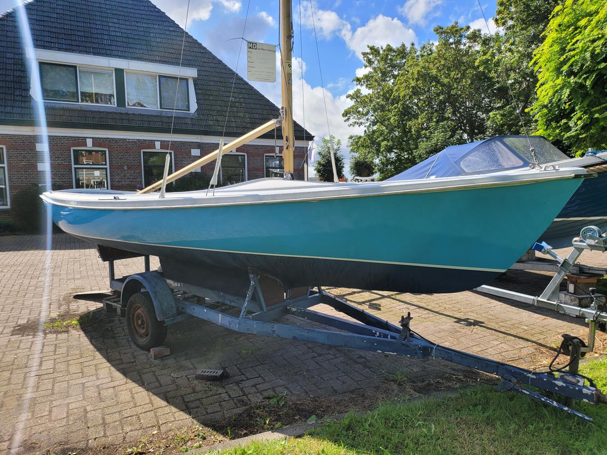 MDbemiddeling's tweet photo. De "oude dame", de #Randmeer Classic uit eind jaren '60, is weer gereed en klaar voor vele jaren zeilplezier! De romp, onderwaterschip, dek en alle houtdelen zijn geschuurd &amp; gelakt en weer z.g.a.n. Deze Randmeer wordt aangeboden incl. trailer, set zeilen etc voor € 3.650,= ! https://t.co/mF4fiF3wLU