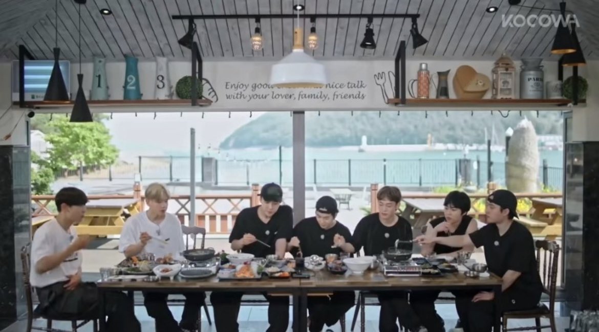 614notes's tweet photo. i'm crying there's an entire galaxy between the couple and their members https://t.co/hCD7KADSll