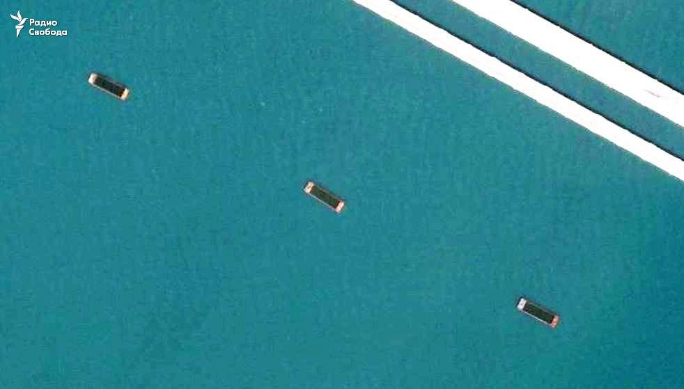 watchmanofthe's tweet photo. 📡 Satellite images of barges south of the Kerch bridge have appeared

The barge, as it turned out, was not sunk, but most likely anchored in one place.

Perhaps they will be used as a basis for a barrier against Ukrainian naval drones. https://t.co/by5vxvw7ma