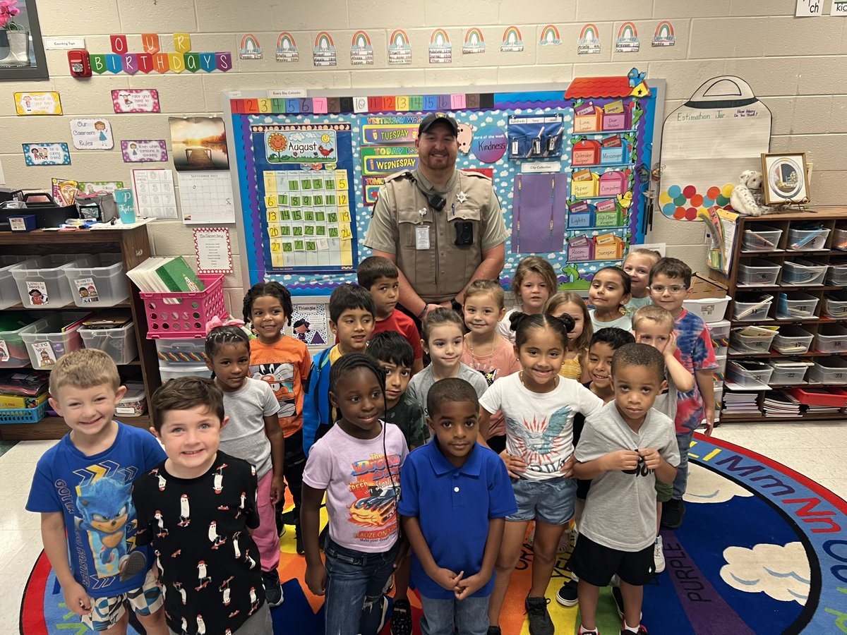 MTA_MrsTipton's tweet photo. 👮‍♀️When it comes to safety, Officer Lewallen always answers the call! “Thank You” for keeping all of our @mta_marlins safe! #beyourown🌈@Coach_Newton22 @susannahplease
@HallCountySO https://t.co/hvexanKxVL