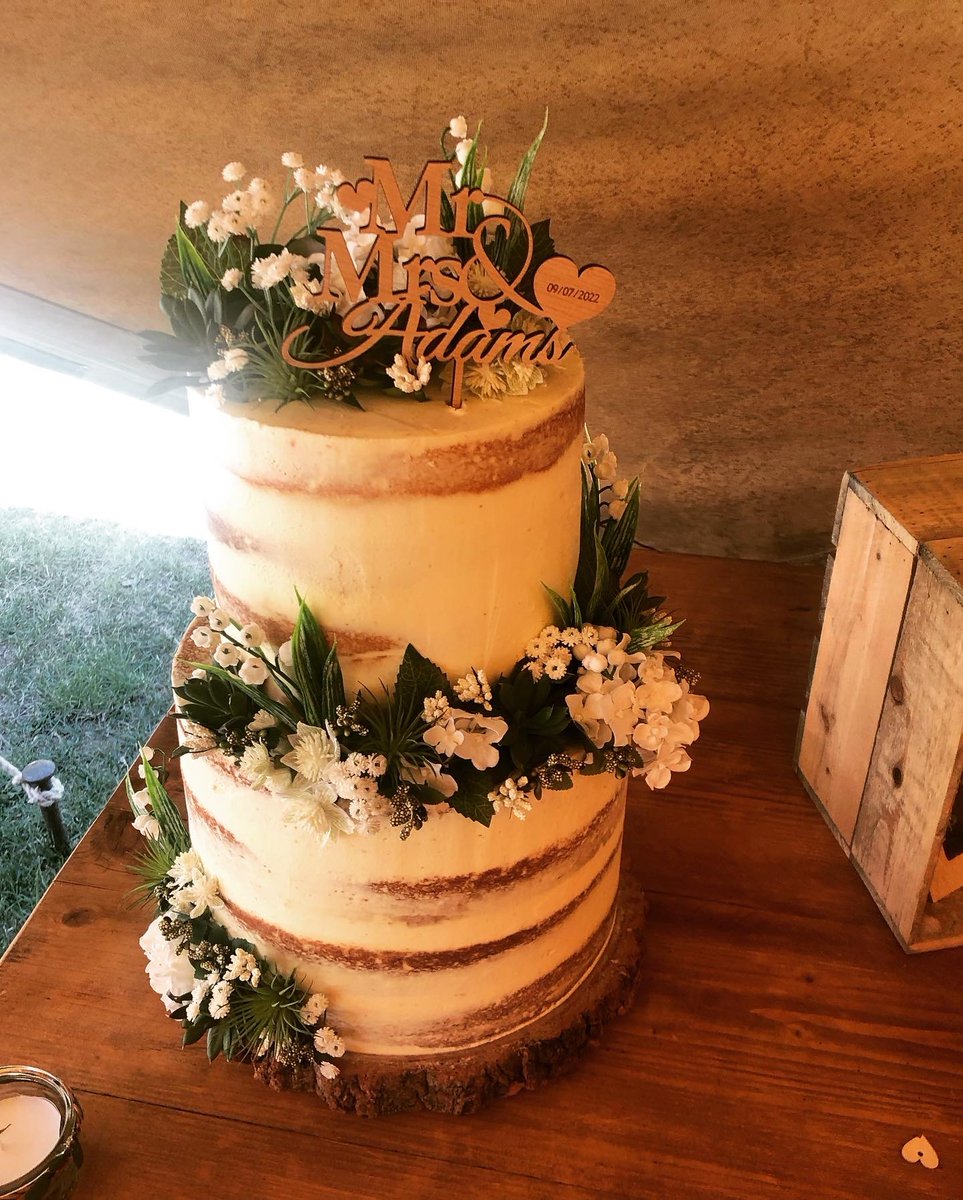 To make sure everyone gets to taste your wonderful cakes why not use it as dessert for your guests after your wedding breakfast? 🍰 
 
#weddingcake #nottinghamshireweddingvenue #tipiweddingvenue #retfordweddings #retfordbusiness #retfordlife #weddingideas #weddinginspiration