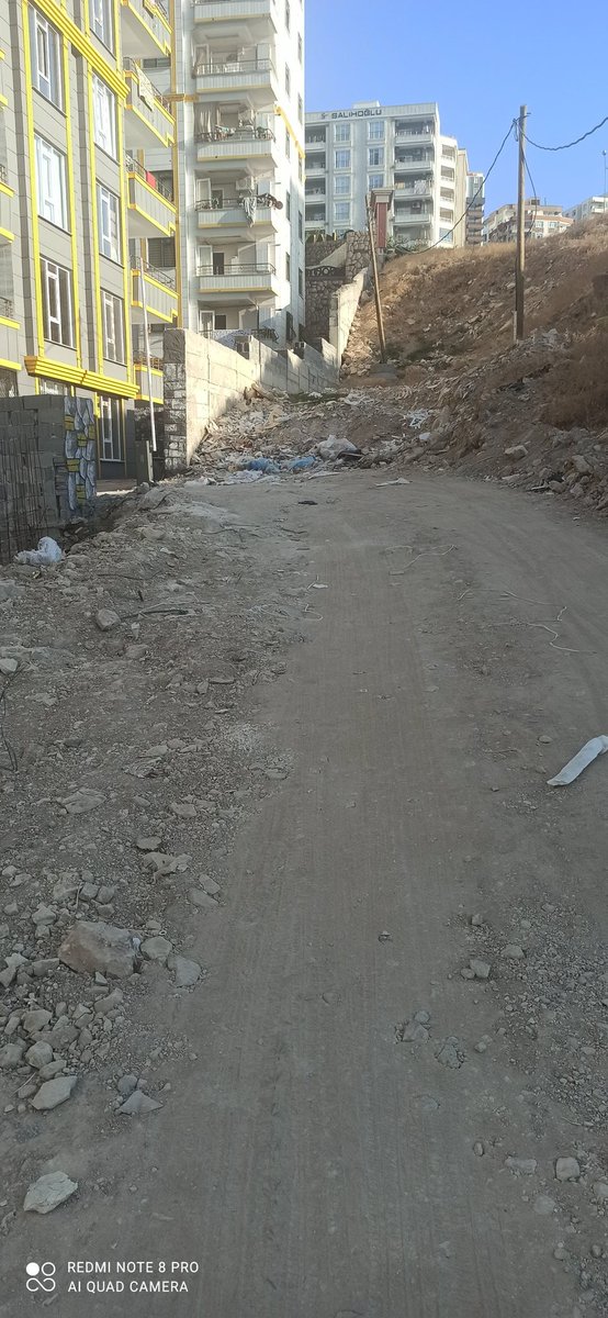 Ahmetzol15's tweet photo. İki yıldır Urfa'da ki tüm büyüklerimize söylememize rağmen Urfa'nın en güzide ilçesi Karaköprü de binamızın yoluna bir çare bulamadılar. Maalesef kışın çamurdan yazın toz dumandan oturamaz bir hal aldı. Artık bunu kamuoyunun vicdanına bırkıyorum @malicevheri @CYAZMAC @adelioglu63 https://t.co/jiBb35QiZN