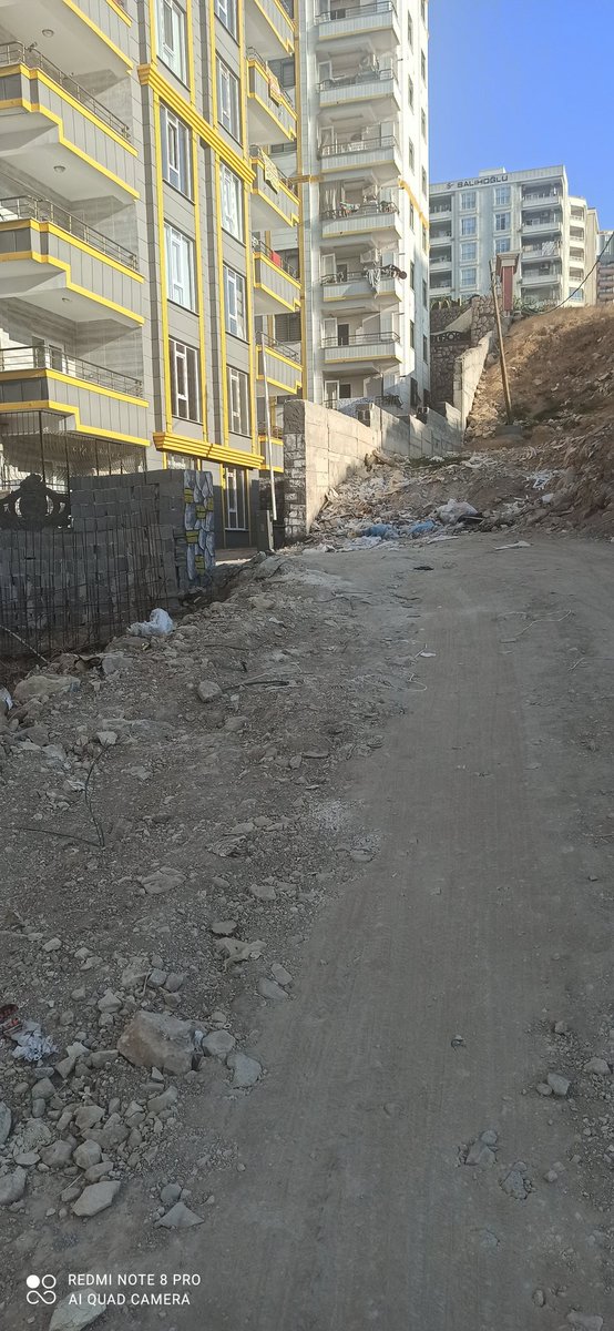 Ahmetzol15's tweet photo. İki yıldır Urfa'da ki tüm büyüklerimize söylememize rağmen Urfa'nın en güzide ilçesi Karaköprü de binamızın yoluna bir çare bulamadılar. Maalesef kışın çamurdan yazın toz dumandan oturamaz bir hal aldı. Artık bunu kamuoyunun vicdanına bırkıyorum @malicevheri @CYAZMAC @adelioglu63 https://t.co/jiBb35QiZN