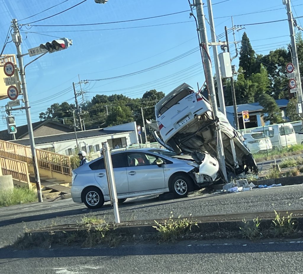 chan_cama's tweet photo. Prius missile ⊂( ･ω･ )⊃チュドーン https://t.co/vpelcDC6Tw