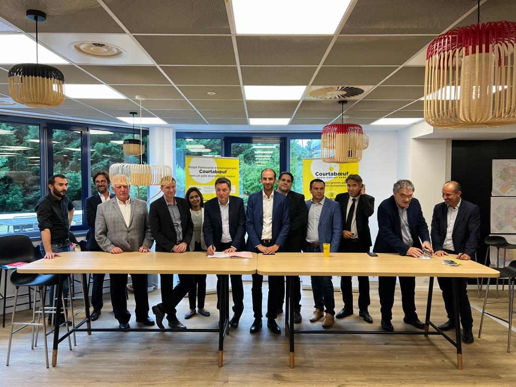 1/2 Signature historique du #PPA à Courtaboeuf 📝! Une alliance unique en 🇫🇷 : <a href="/agglopariSaclay/">Agglomération Paris-Saclay</a>, <a href="/CDEssonne/">Département de l'Essonne</a>, <a href="/iledefrance/">Région Île-de-France</a>, institutions, et État unis pr dynamiser Courtaboeuf en tant que pôle économique majeur. 10 ans de projets, gouvernance partagée et 40 actions ambitieuses :