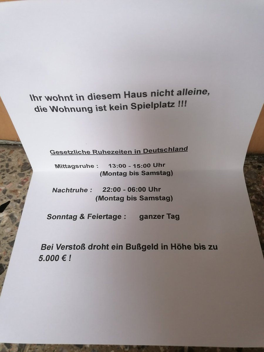 So sieht in Bremen Kinderfreundlichkeit in der Nacbbarschaft aus:

Vor der Wohnungstür meiner Nachbarin entdeckt.