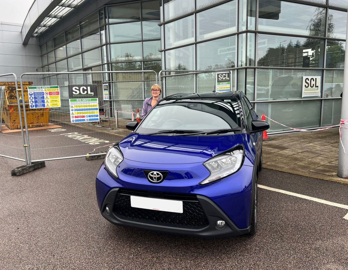 VantageMotorGrp's tweet image. It's September 1st and we've had our first new car handover!🚗

Here's Joanne with her new Aygo X, which she collected from our team at Wakefield at 8:30 this morning! 

#ToyotaWakefield #Toyota #PlateChange