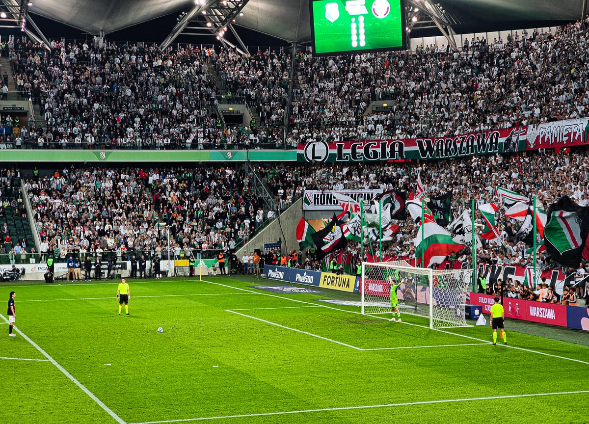 tomoffootball's tweet photo. 31.8.2023
Legia Warszawa 1-1(6-5p) FC Midtjylland
UECL🇪🇺⚽️ #LEGFCM
Legia goes groups! Absolutely stunning & spot on Legioland choreo with flares started match and got sold out stadion ready. Really even match went to penalties where Legia was better with small margins. https://t.co/1hYr2gyV01