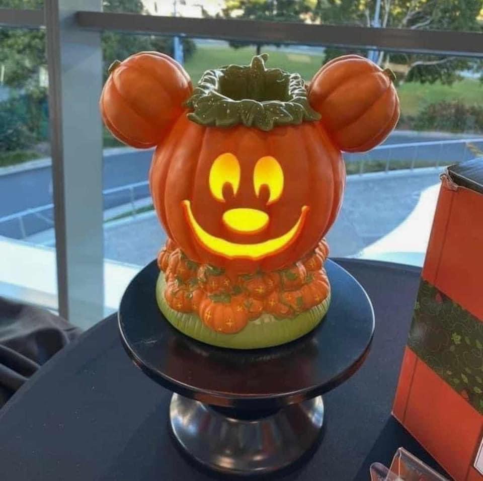 #Mickey Jack O’ Lantern is a definite #musthave for sure!!! He is definitely being added to our #Disney Collection! 🧡🍂 

#AvailableNow on mawandpawscents.com #WhileSuppliesLast 😊 #DisneyFans #Disneyland #DisneyAddict