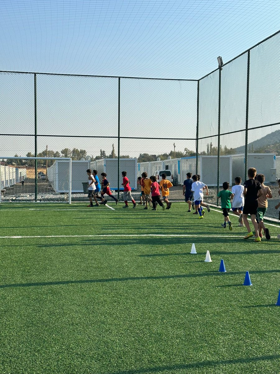 AlaskozEray's tweet photo. Geçici yaşam alanı konteyner kentlerde sportif faaliyetlerimiz...
İslahiye Gençlik ve Spor İlçe Müdürlüğü.
@OA_BAK @topogluemre @muhittinozby @mer73093911 @emincannn @GSB_Gaziantep https://t.co/H26hxWpBug