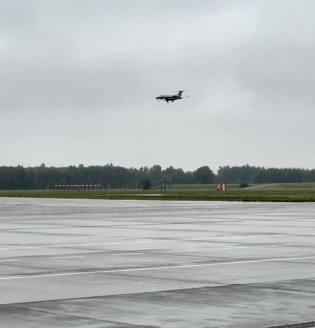 Zelden was er op Eindhoven Airport zoveel belangstelling voor een vliegtuig uit Napels. Hirving Lozano is terug.