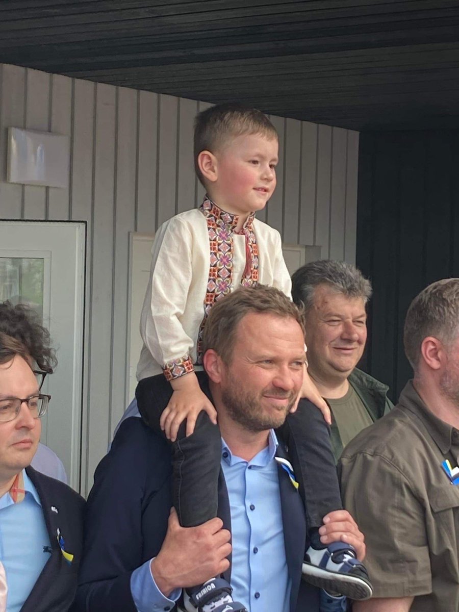 Tsahkna's tweet image. In June, I had the opportunity to visit #Ovruch🇺🇦, where #Estonia🇪🇪 opened a kindergarten for the local children.

I was fortunate enough to meet young Vadym, to whom I wrote this letter in honor of the new school year.

Happy #KnowledgeDay!