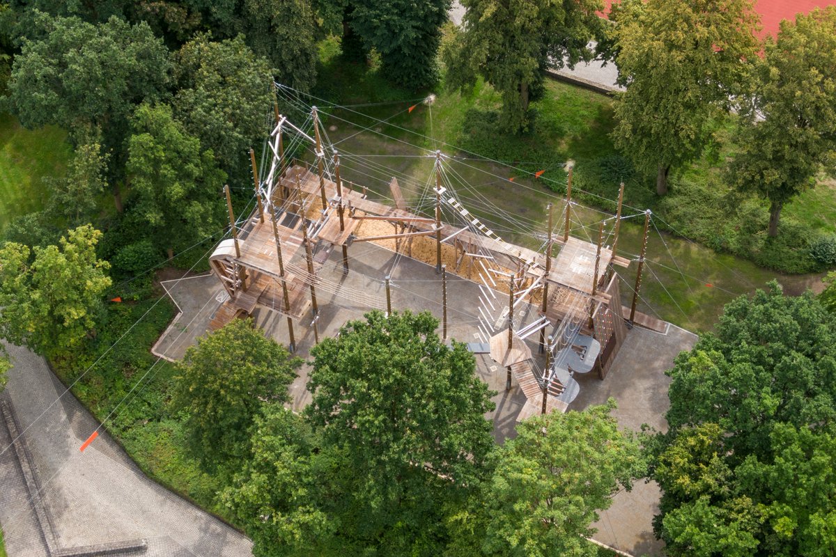 BAIUDBw's tweet photo. Am Mittwoch wurde in der #Sportschule der #Bundeswehr in Warendorf ein bislang einzigartiges Projekt übergeben: Ein inklusiver Klettergarten für sporttherapeutische Maßnahmen. Mehr Infos über die Anlage gibt's hier 👉🏻 https://t.co/e5yHIIwnPC #BAIUDBw #Infrastruktur https://t.co/5EqK5gzCJq
