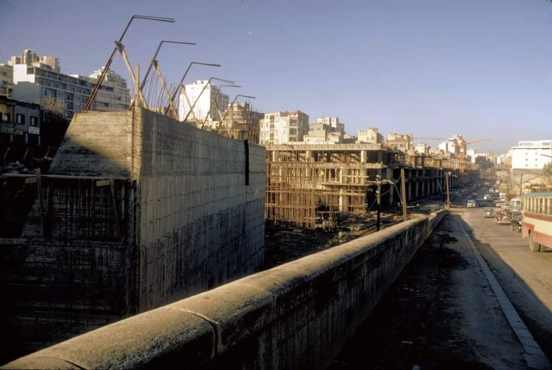 صورة مميزة من منطقة المرفأ حيث كان يتم تشيد محطة شارل الحلو، -1972-1970.
Source: Ayam Zaman 2