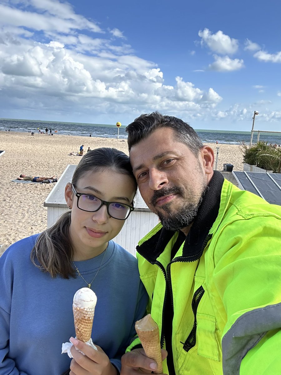 AlinBodybuilder's tweet photo. Uneori lucrurile simple pot crea cele mai faine și fericite momente. Să aveți un Weekend minunat. 😊🫶 #MyPrincess #Oostende #icecream https://t.co/ZKMETqyhRA