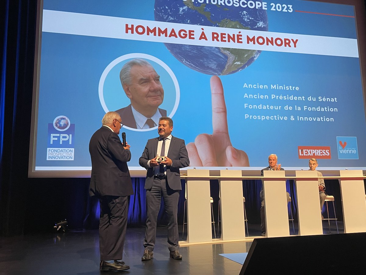 #Hommage Au Forum de géopolitique du #Futuroscope organisé par la Fondation Prospective &amp; Innovation, <a href="/jpraffarin/">Jean-Pierre Raffarin</a> remet à <a href="/AlainPichon86/">Alain Pichon</a> la médaille du centenaire de la naissance de René Monory, pour honorer tous ceux qui se sont inscrits dans sa lignée et son action publique.
