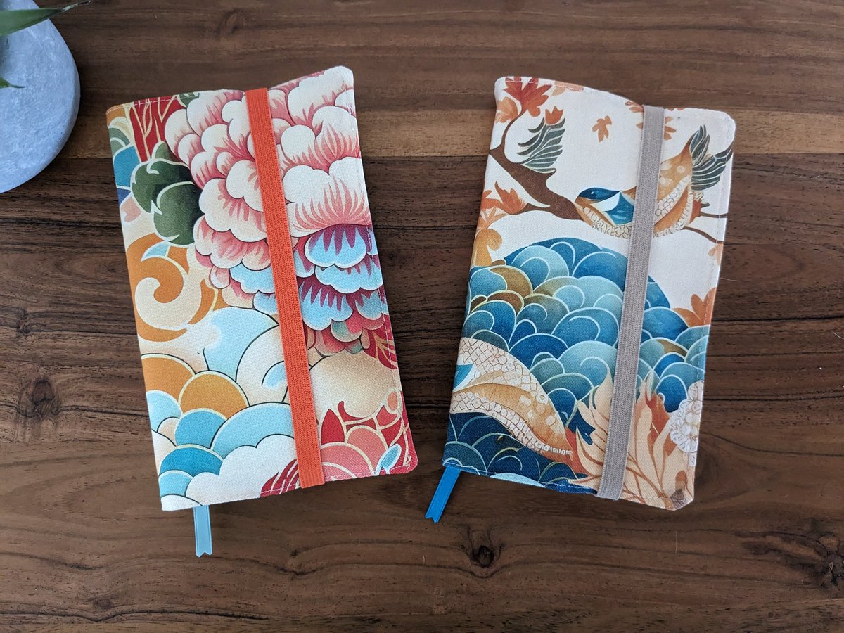 Deux nouveaux protège livres : je dois admettre que j'en suis plutôt fière. 
Je les aime d'amour. 
Si vous voulez voir à quoi ressemble le dos et l'intérieur... C'est par ici 
chezmelleange.com