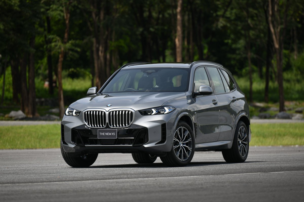 spin9's tweet photo. BMW Thailand เปิดตัว BMW X5 และ X6 รุ่นปรับโฉมใหม่ (LCI) ในไทยอย่างเป็นทางการ ดีไซน์ใหม่ ไฟหน้าใหม่ ภายในปรับมาใช้จอโค้ง แรงขึ้นทุกรุ่น

BMW X5 xDrive30d M Sport — 5,099,000 บาท
BMW X5 xDrive50e M Sport — 5,399,000 บาท
BMW X6 xDrive40i M Sport — 5,899,000 บาท

ชมคันจริงได้ที่งาน BMW Xpo 2023 วันที่ 7-10 ก.ย. CentralWorld และวันที่ 14-17 ก.ย. Central ลาดพร้าว