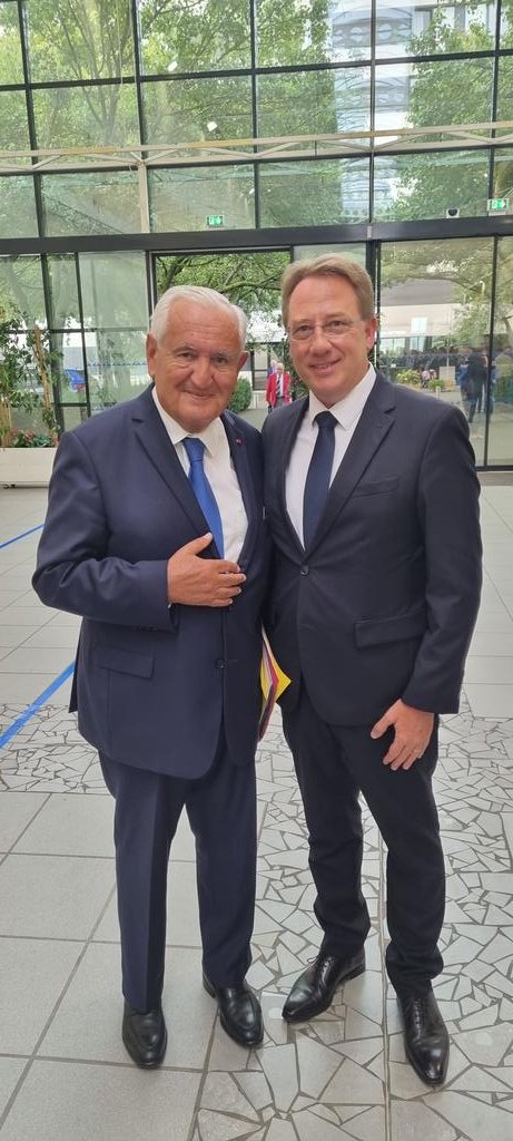 ludovic_pouille's tweet image. مرحبًا من @futuroscope حيث يرحب رئيس الوزراء السابق @jpraffarin بالمشاركين في منتدى #Futuroscope ، والذي يركز هذا العام على "التحول الكبير في العالم" ... يسعدني أن تتم دعوتي إلى المنتدى لمناقشة الديناميكيات الحالية في الشرق الأوسط.
@francediplo_AR