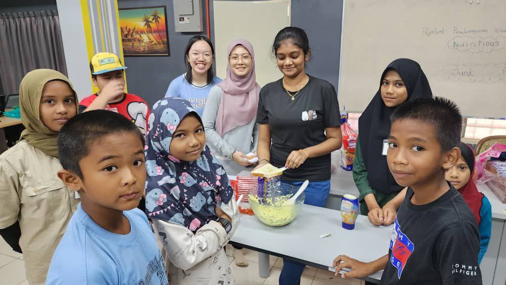 myeduko's tweet photo. Pada minggu Keempat Tuisyen English Heroes, Aktiviti minggu ini memberi pengenalan kepada peserta berkaitan SDG 2: zero hunger, dimana mereka  diberi peluang untuk  menyediakan menu istimewa! Sandwich telur!! https://t.co/H5iieCozGt
