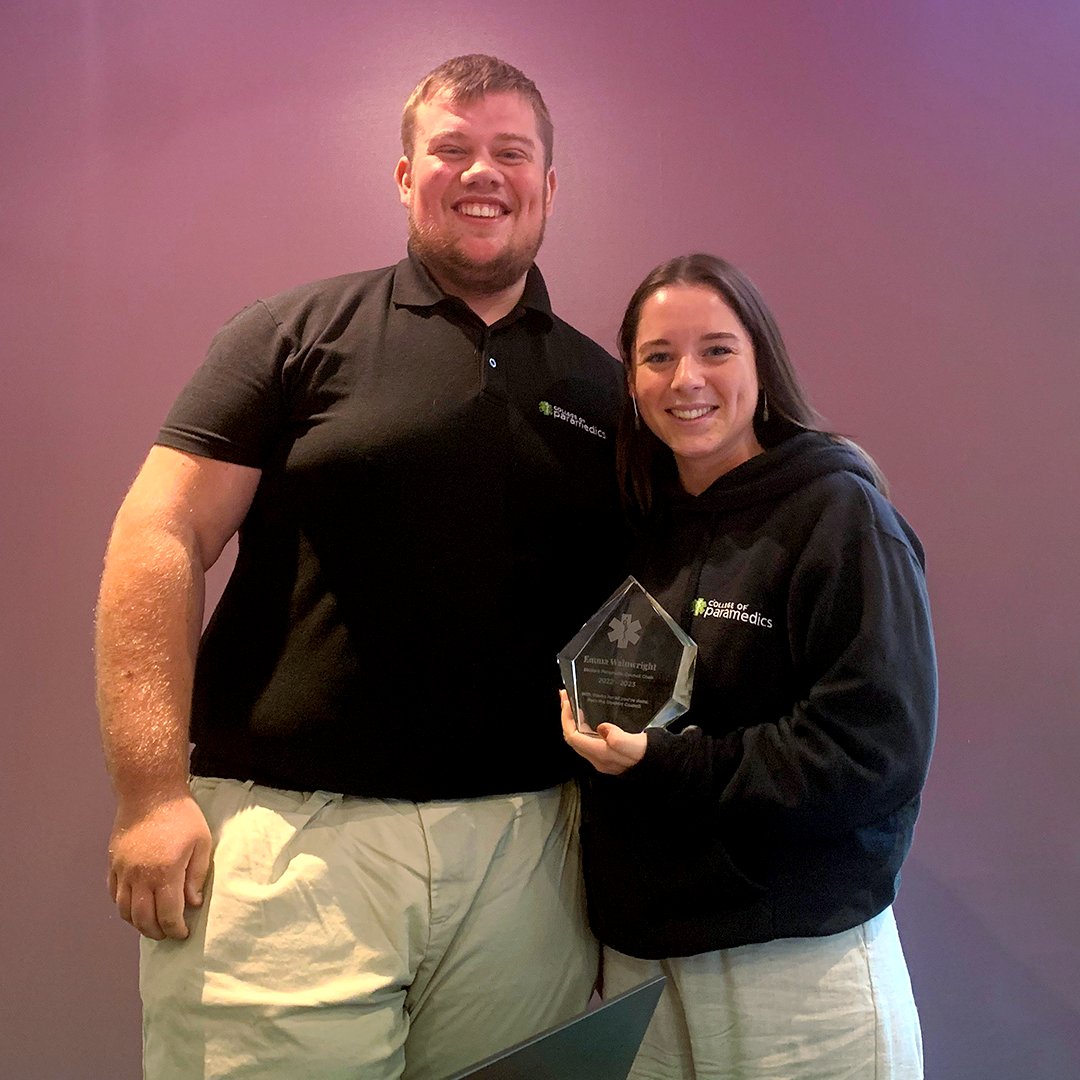 Here’s Emma, the outgoing chair of the Student Paramedic Council, being given an award for her three years of service to the College. Next to the in-coming chair Pete! 

Nath Le Blanq will also step into the role of vice-chair 😊

#Paramedic #ParamedicsUK #StudentCouncil
