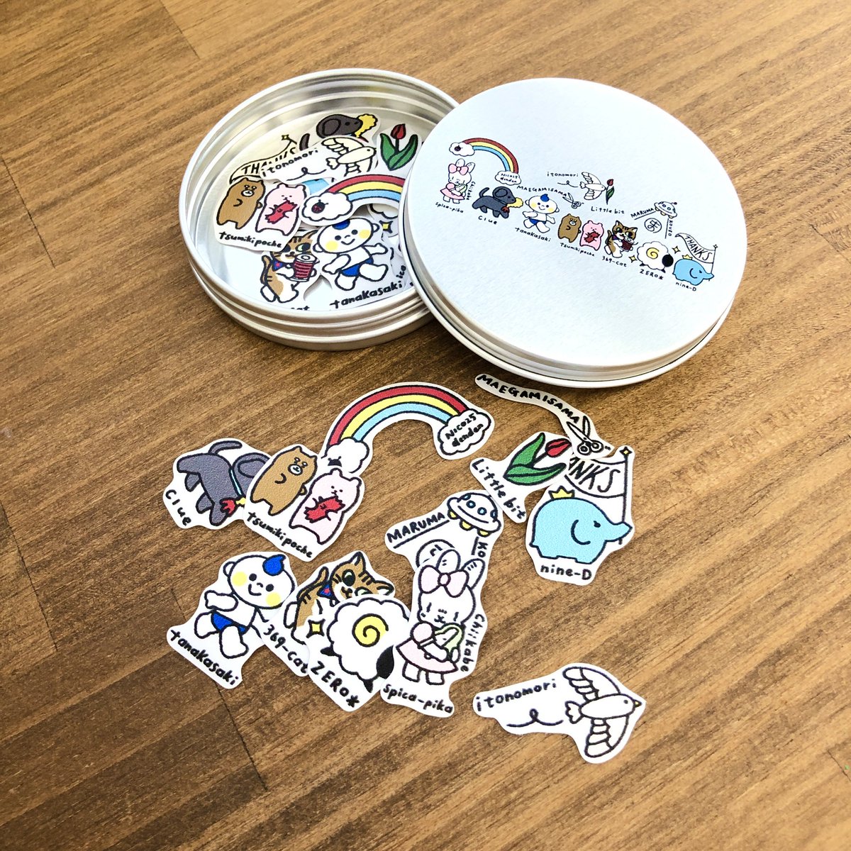 nine_d2015's tweet photo. #minneのハンドメイドマーケット

スタンプラリー賞品その３

大行進 カンカン缶のフレークシール

会場でスタンプ集めるだけでもらえるチャンス

ハンマケ参加メンバーはこちら💁↓↓↓
※下記の作家さんからスタンプカードを手に入れよう（忙しそうじゃない時に）✨

全日なんとなく居そう
@nine_d2015 

9/16.17.18
@tsumikinomura 

9/16.17
@spicapika077 
@Littlebit_Lb64 
@aki_handmade 
@iamsak1 

9/17.18
@ZERO__0718 
@MarumaKoubo
