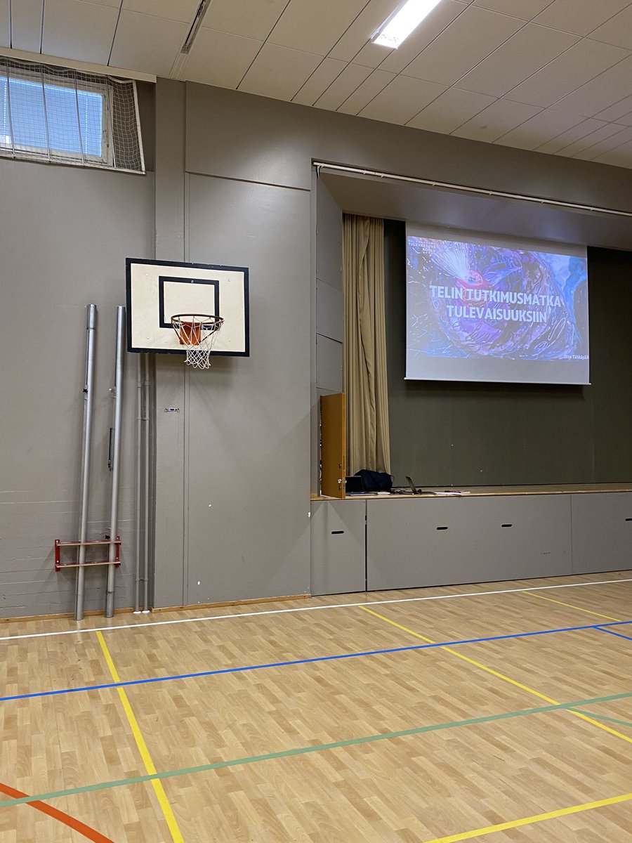 Koulun jumppasalissa on tunnelmaa 🤩

Kävin tänään kertomassa n. 200  Kellokosken koulun 4.-6. luokkalaiselle Telin tutkimusmatkoista vaihtoehtoisiin tulevaisuuksiin osana <a href="/Tietokirjailija/">Tietokirjailijat</a>’n tempausta 🚀

#tulevaisuuskasvatus #tulevaisuus

adlibris.com/fi/kirja/telin…