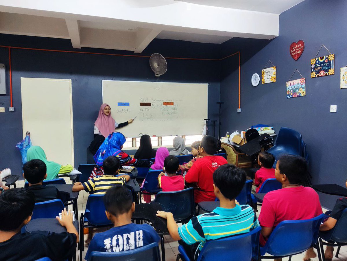 myeduko's tweet photo. [Tuisyen English Heroes: minggu 5]

Pada minggu Kelima Tuisyen English Heroes, peserta didedahkan dengan sistem kitar semula (recycling) yang merangkumi nilai-nilai SDG 12 yang memastikan corak penggunaan dan pengeluaran mampan. https://t.co/8cIrOUeBF9